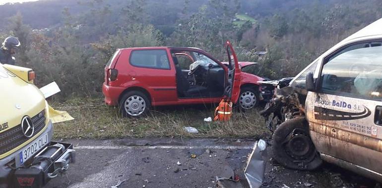 Un herido grave y dos leves en una colisión frontal en Coaña