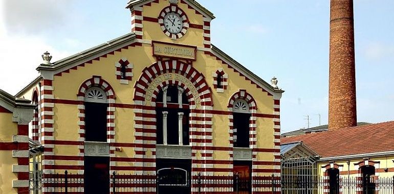 La histórica chimenea de La Curtidora lucirá restaurada en una semana 