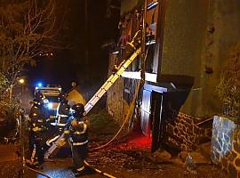 El fuego calcina una vivienda de dos plantas en Caperea, Piloña