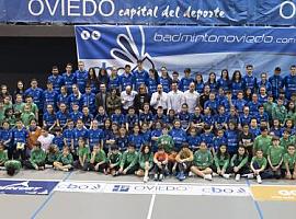 El Ovida Bádminton Oviedo saca foto en familia