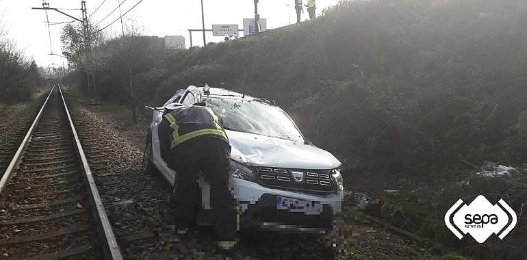 Un herido en Avilés tras caer con su coche por un desnivel de 6 metros