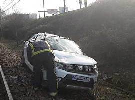Un herido en Avilés tras caer con su coche por un desnivel de 6 metros
