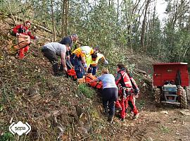 Rescatada una mujer herida en los montes de Tineo