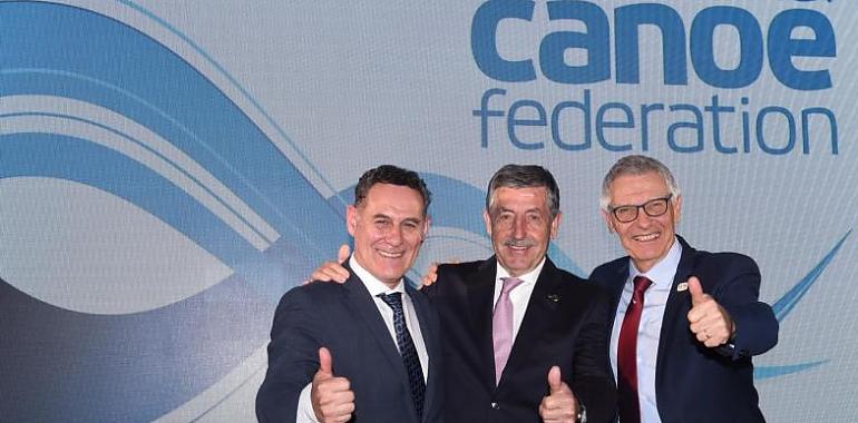 Perurena recibe la insignia de oro de la Federación Española de Piragüismo en su despedida
