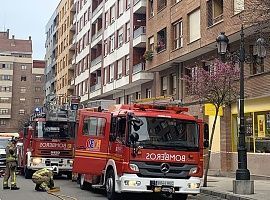 Los bomberos de Oviedo extinguen un incendio en un piso de La Tenderina