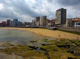 Gijón analizará la arena de la playa en busca de materia orgánica