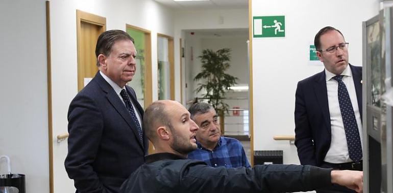 Alfredo Canteli y Mario Arias visitan las instalaciones de Aspaym, en Oviedo