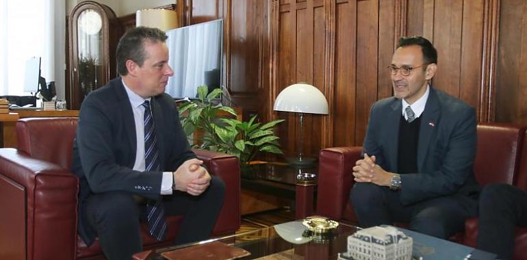 El presidente de la Junta recibe a Carlos Umaña, Premio Nobel de la Paz 2017