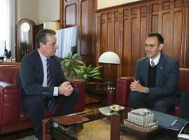 El presidente de la Junta recibe a Carlos Umaña, Premio Nobel de la Paz 2017