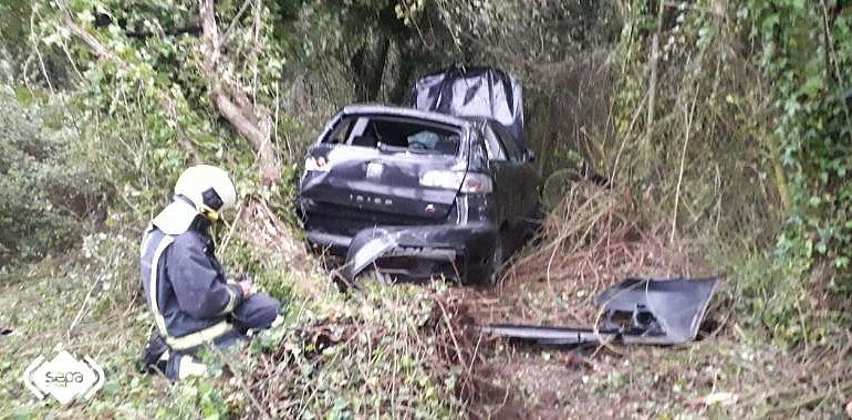 Un herido tras salirse de la vía con su coche en Albandi, Carreño