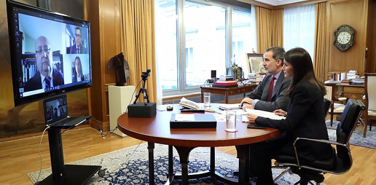 Sus Majestades los Reyes transmiten un mensaje de ánimo al Comercio de Oviedo