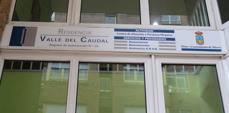 Mieres lleva dos tablets a residencias para que los mayores se comuniquen con las familias