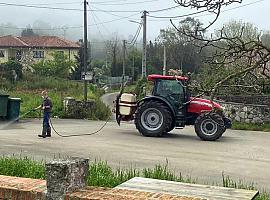 Los ganaderos voluntarios de Llanes realizan la tercera ronda de desinfección en el concejo