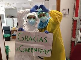 Pancartas míticas de Greenpeace convertidas en batas protectoras ante el Covid