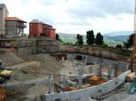 Vecinos de Tineo denuncia la construcción en la villa de sesenta viviendas junto a la tapia del cementerio