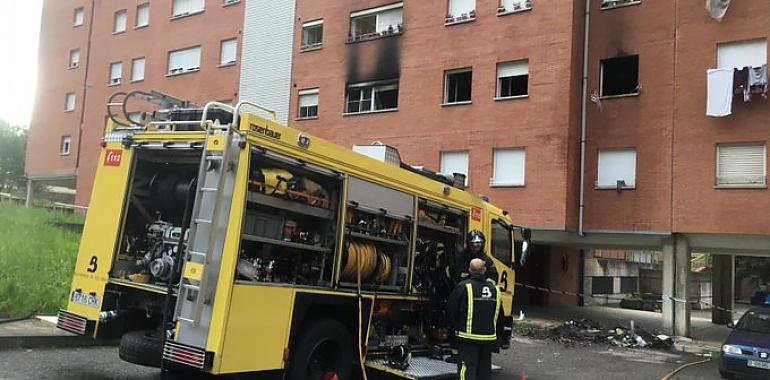 Tres vecinos de Riaño, en Langreo, afectados por el humo en un incendio