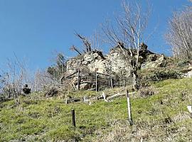 Comienza la retirada de la peñona que amenaza viviendas en La Cuesta los Valles, en Laviana