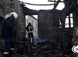 El fuego destruye una vivienda en Barcia de Valdés