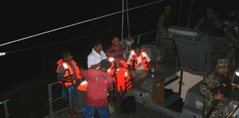 Rescatan a cinco pasajeros de un barco en llamas en Chiapas