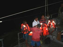 Rescatan a cinco pasajeros de un barco en llamas en Chiapas