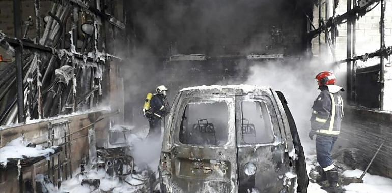 Incendio, sin heridos, en una nave industrial de Mieres