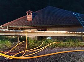 Incendio destruye parcialmente una vivienda en Lloreo de Laviana