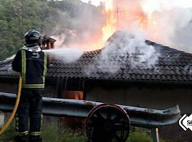 El fuego calcina un inmueble en una vivienda en Pola de Laviana