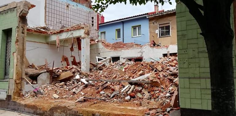 Derriban un edificio en Gijón por la peligrosidad de su ruina