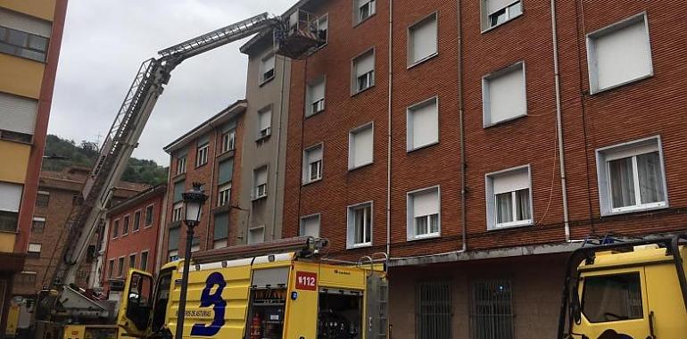 Sofocado incendio en un piso de Sotrondio