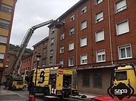 Sofocado incendio en un piso de Sotrondio