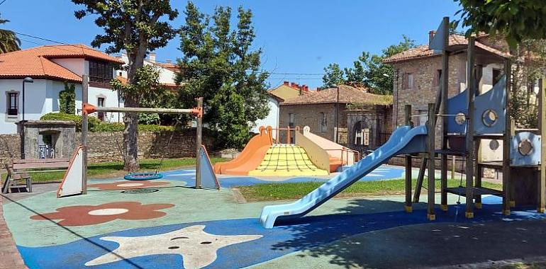 Llanes realiza la limpieza y mantenimiento de parques infantiles