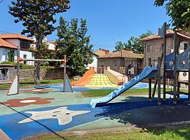 Llanes realiza la limpieza y mantenimiento de parques infantiles