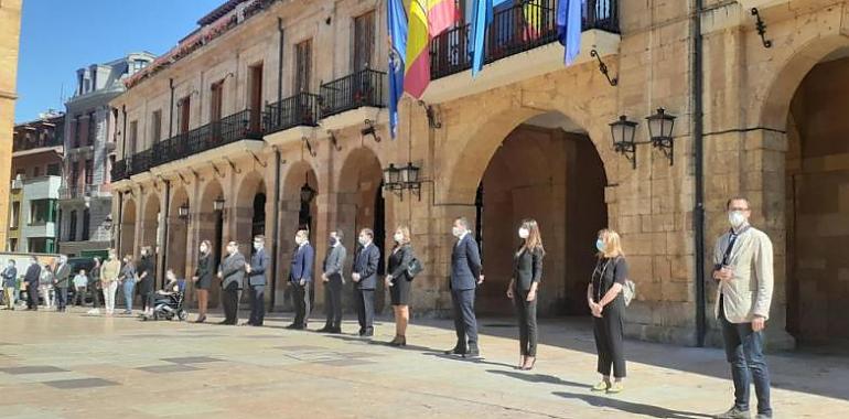 Minuto de silencio por las víctimas de la pandemia ante el ayuntamiento de Oviedo
