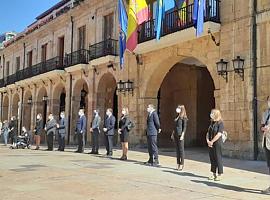 Minuto de silencio por las víctimas de la pandemia ante el ayuntamiento de Oviedo