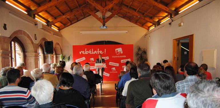 Llamazares cree que el debate de Rajoy y Rubalcaba será el de “Hernández y Fernández”