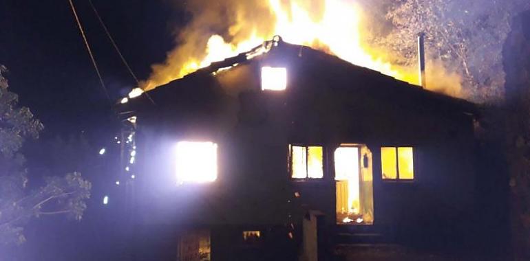 Incendio destruye una vivienda en Mases de Cabranes
