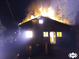 Incendio destruye una vivienda en Mases de Cabranes