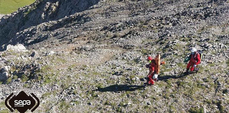 Trasladan al HUCA tras difícil rescate a una montañera herida en Peña Ubiña