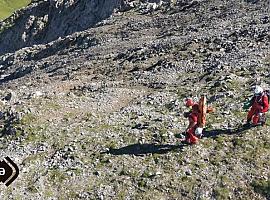 Trasladan al HUCA tras difícil rescate a una montañera herida en Peña Ubiña