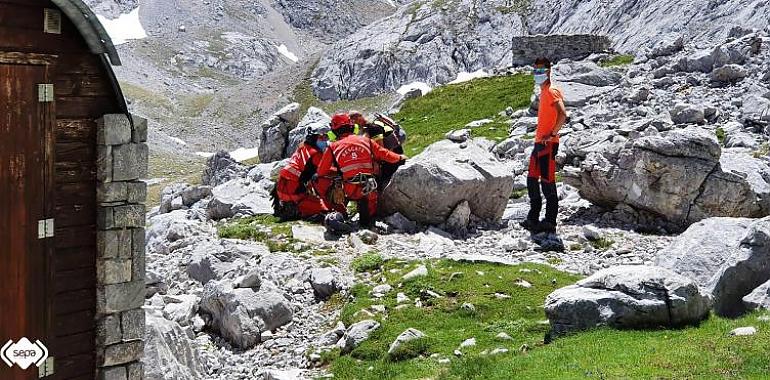 Rescatado tras herirse bajando de Torrecerredo de Cabrales