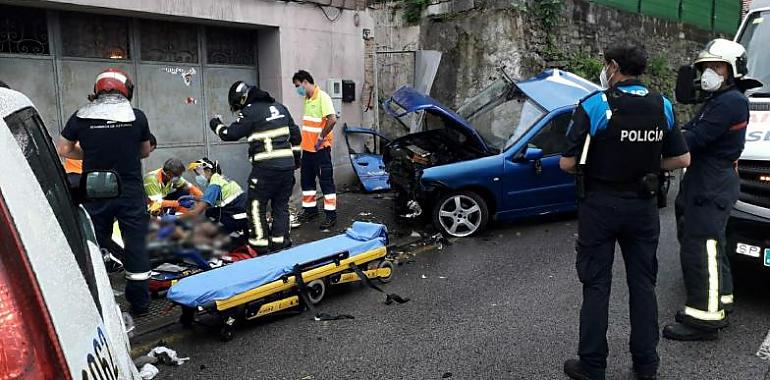 Dos jóvenes heridos, uno muy grave, al colisionar contra un muro en Mieres