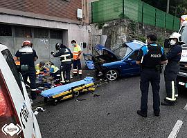 Dos jóvenes heridos, uno muy grave, al colisionar contra un muro en Mieres