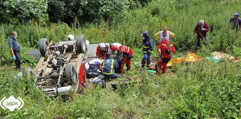 Dos heridos, una muy grave, al caer su vehículo 20 metros en Abedul de Belmonte