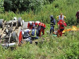 Dos heridos, una muy grave, al caer su vehículo 20 metros en Abedul de Belmonte