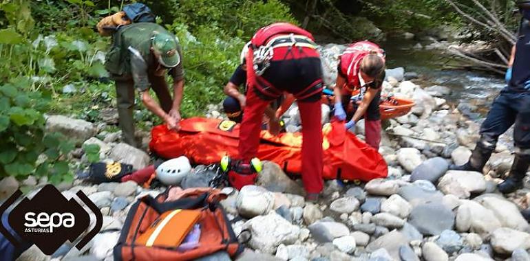 Pescador con politraumatismos tras caer desde 10 metros al río en Lena