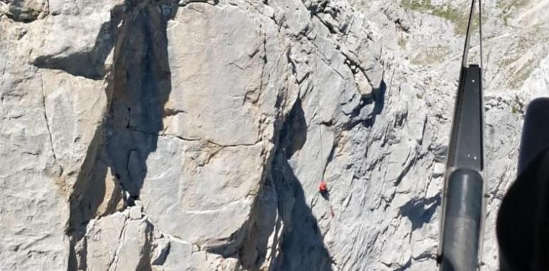 Evacuado al HUCA un escalador malherido en Camaleño de Cantabria
