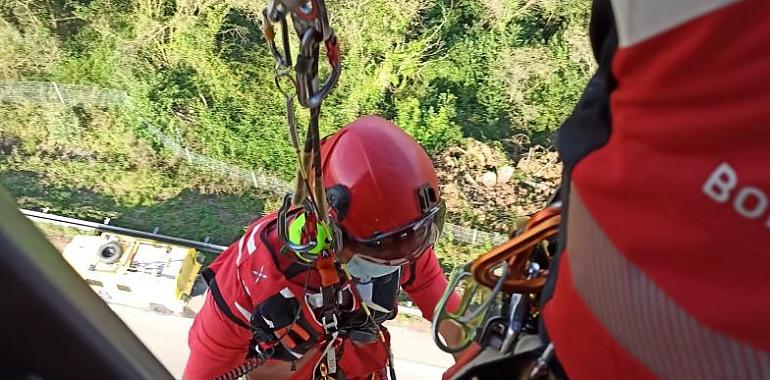 Complejo rescate de una mujer herida bajo el viaducto de Serín