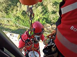 Complejo rescate de una mujer herida bajo el viaducto de Serín