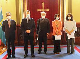 Alberto Arce, Dolores Carcedo y Encarnación Vicente reciben la Insignia de Oro de la Academia de Jurisprudencia