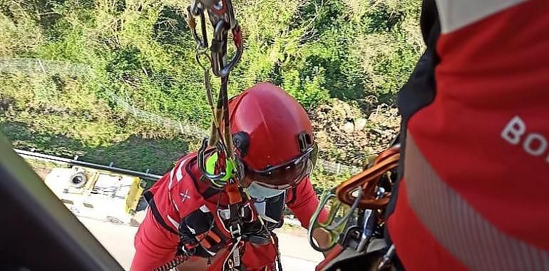 Helirrescate de un motorista herido en Oseja de Sajambre